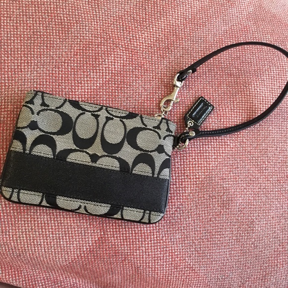 Coach Handbags - 🎁Coach Wristlet - Great Gift Idea 🎁